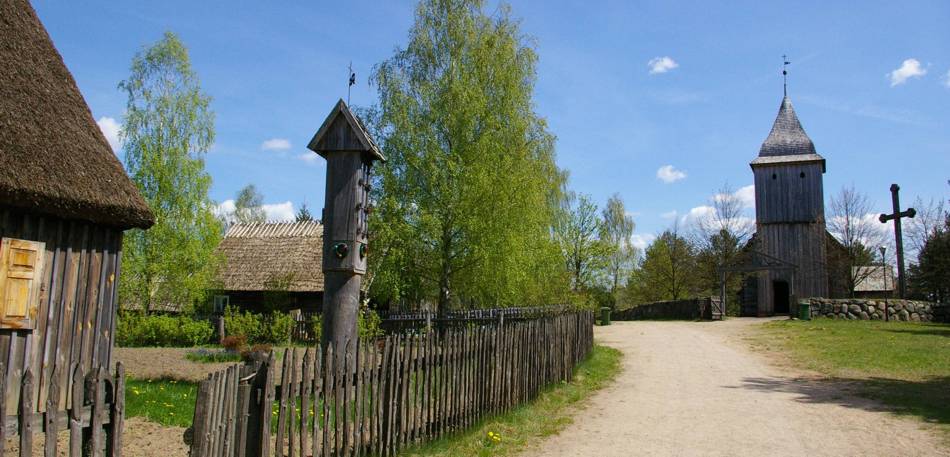 Pomysł na randkę z historią w okolicach Trójmiasta - Kaszubski Park Etnograficznym. Spacer po wsi, widok na kościół.