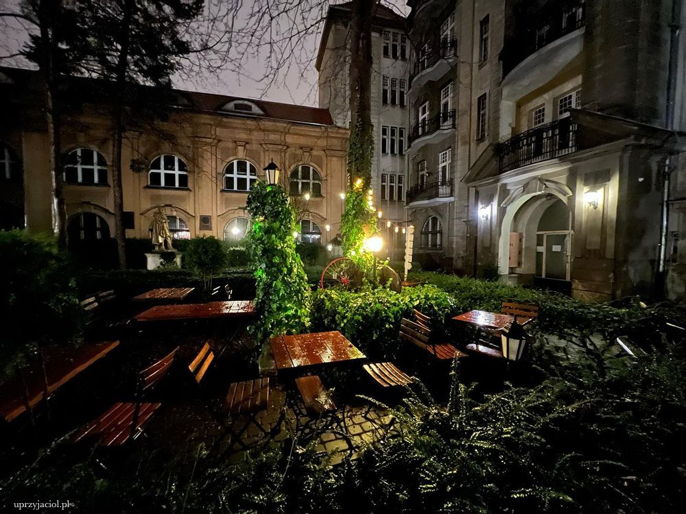 Podwórze Kawiarni u Przyjaciół w Poznaniu.