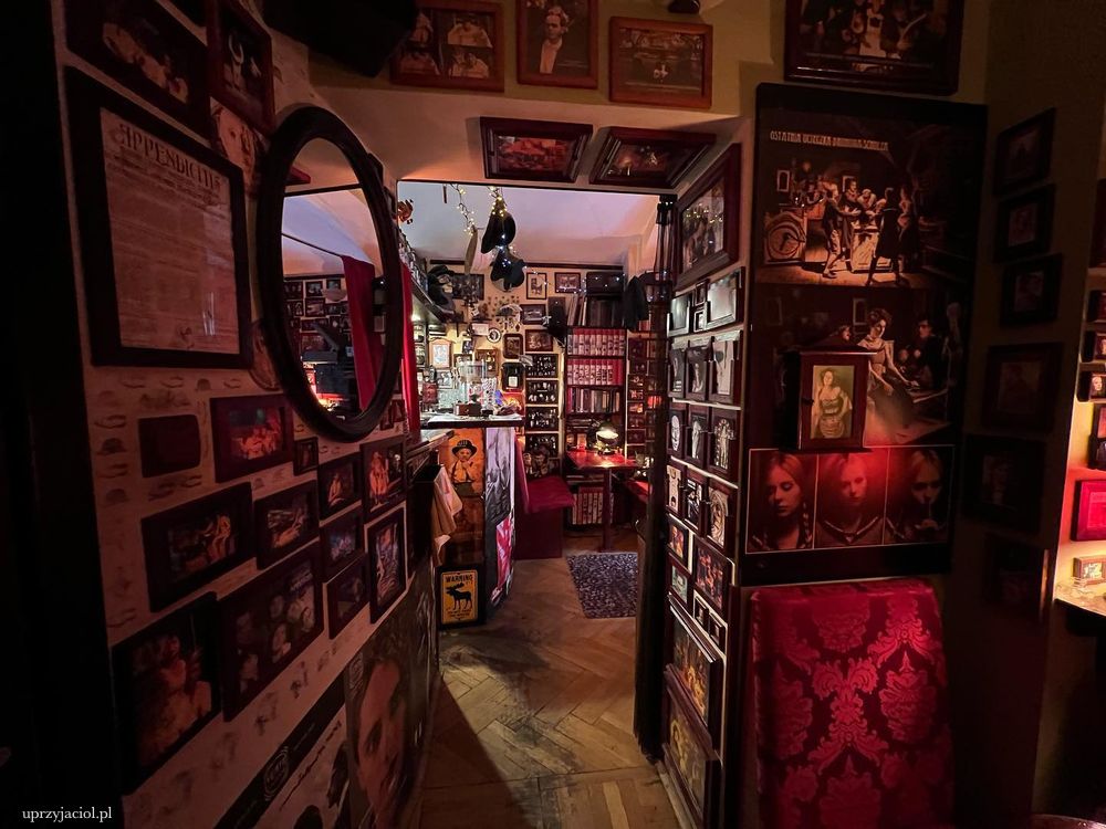 Kawiarnia "u Przyjaciół" w Poznaniu, to magiczne miejsce. Pełne zdjęć, książek i dźwięków.