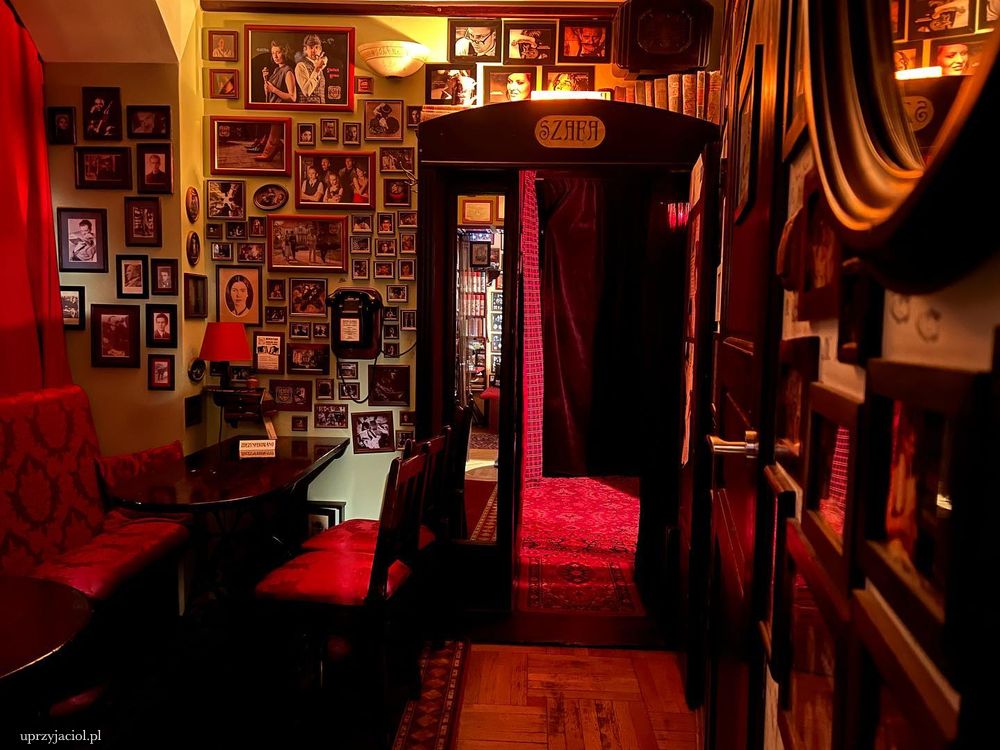 Wejście do szafy - wnętrze Kawiarni u Przyjaciół w Poznaniu.