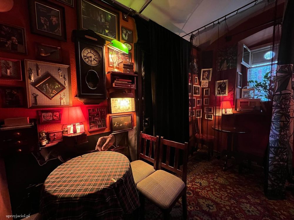 Kawiarnia "u Przyjaciół" w Poznaniu, robi wrażenie swoim klimatem i romantycznym wystrojem vintage.