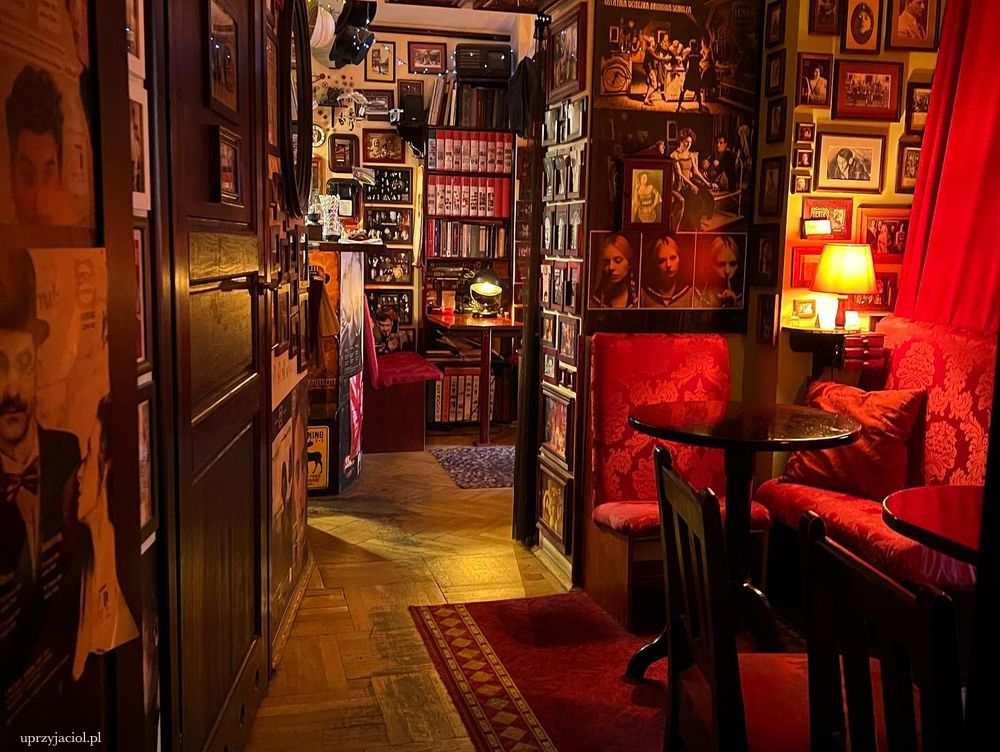 Wnętrze kawiarni u Przyjaciół w Poznaniu.