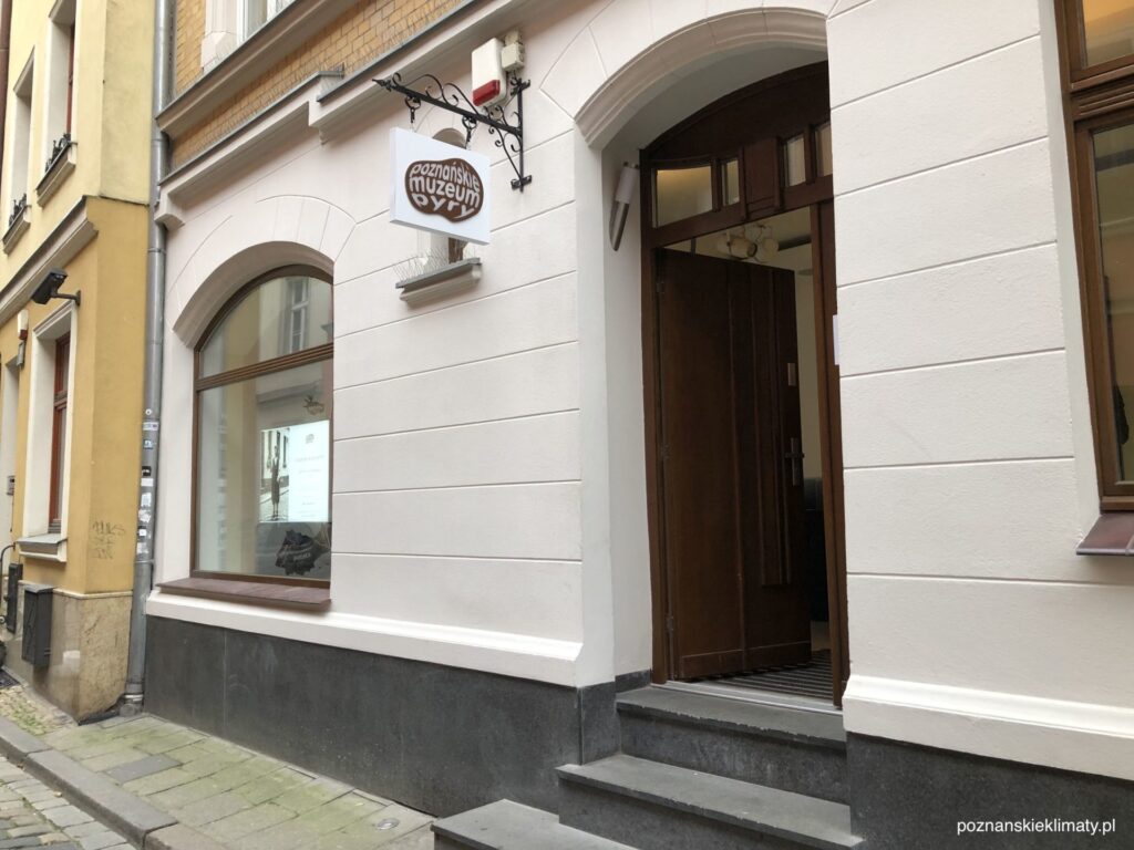 Wejście do Poznańskiego Muzeum Pyry.