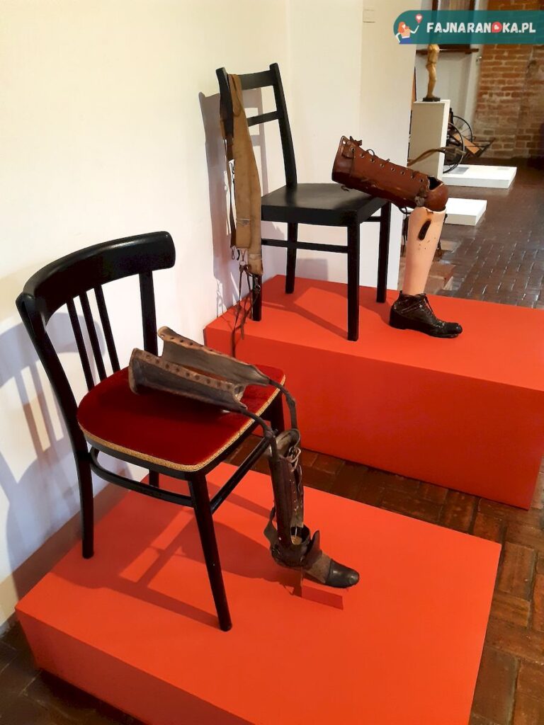 Dawne protezy nóg w Szpitalu św. Ducha i Muzeum Medycyny we Fromborku.