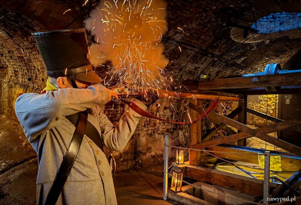 W czasie nocnego zwiedzania warowni weźmiecie udział w pokazie strzałów z broni czarnoprochowej.