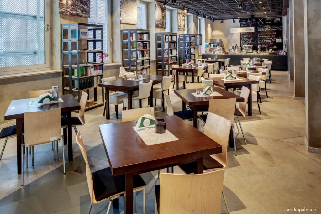 Wnętrze kawiarni Sztygarówka na terenie Parku Wielokulturowego Stara Kopalnia to świetne miejsce na randkę.