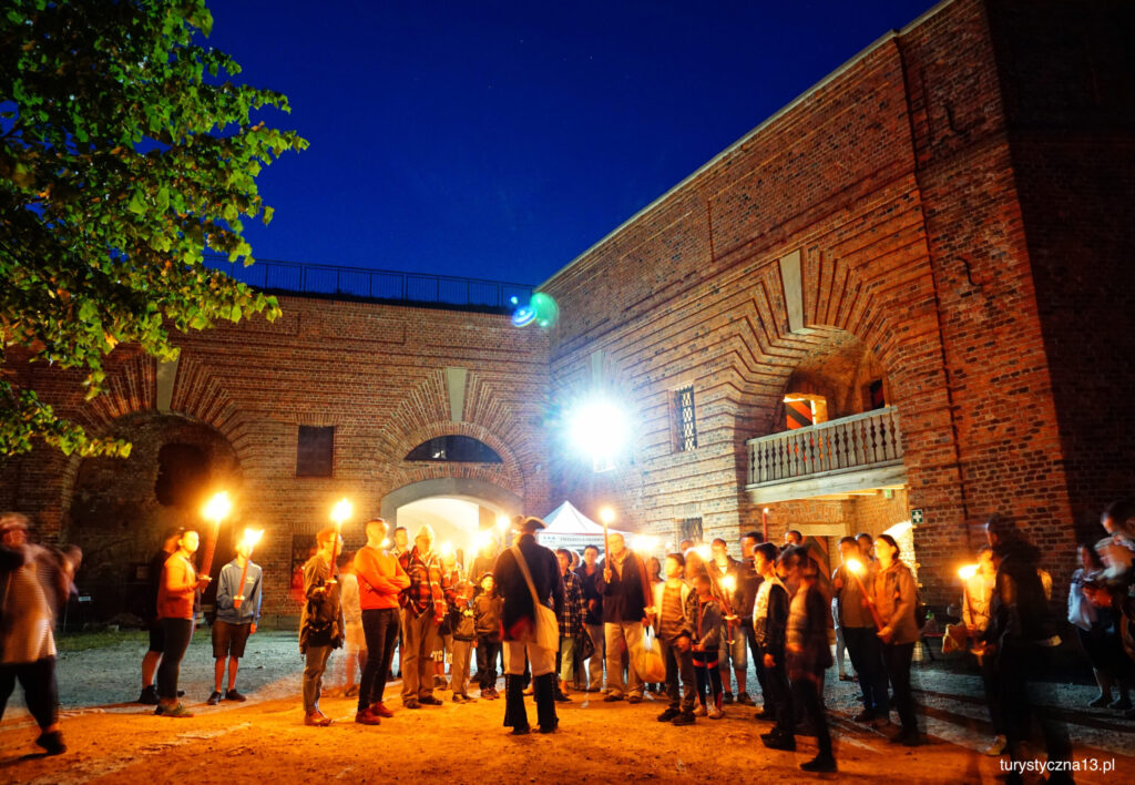 Zbiórka przed nocnym zwiedzaniem Twierdzy Srebrna Góra.