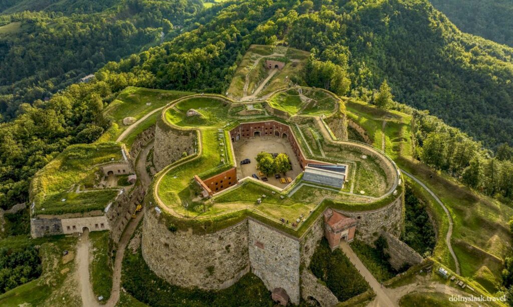 Rzut oka na cały kompleks Twierdzy Srebrna Góra.