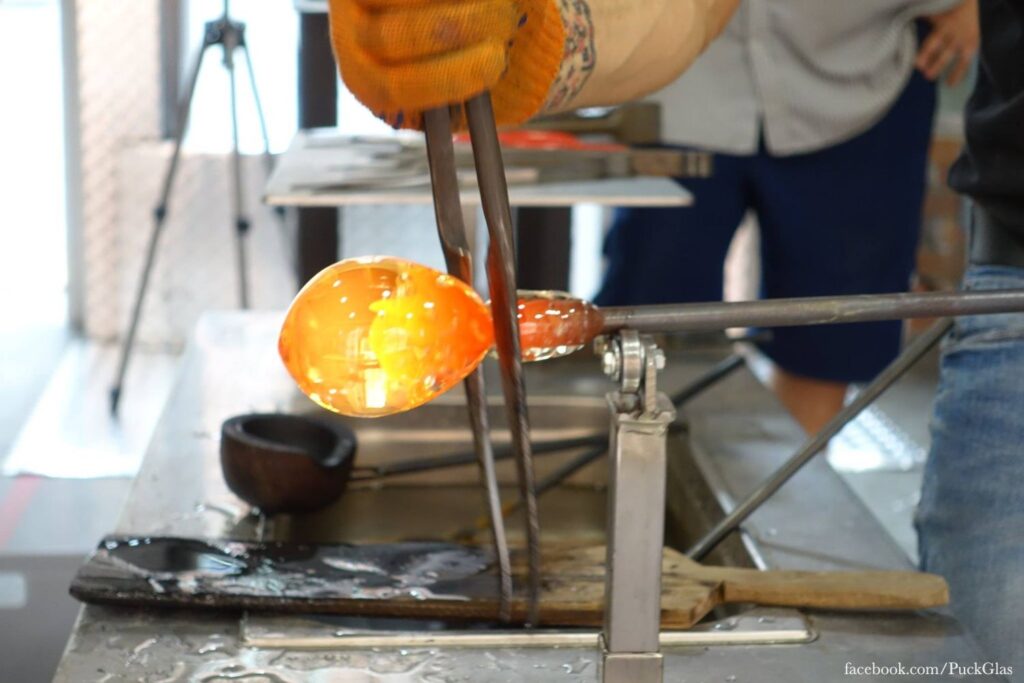 Kształtowanie rozgrzanej masy szklanej w hucie szkła PuckGlas.