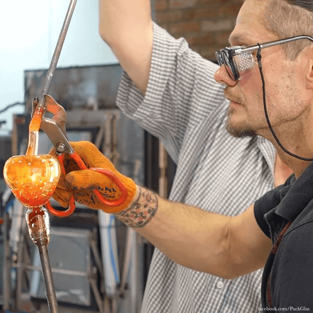Kształtowanie i odcinanie rozgrzanej masy szklanej w hucie szkła PuckGlas.