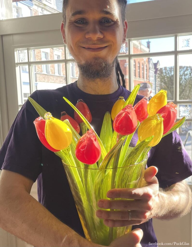 Szklany kwiat z huty zrobi wrażenie na Twojej randce. Wybierzcie się do PuckGlas razem.