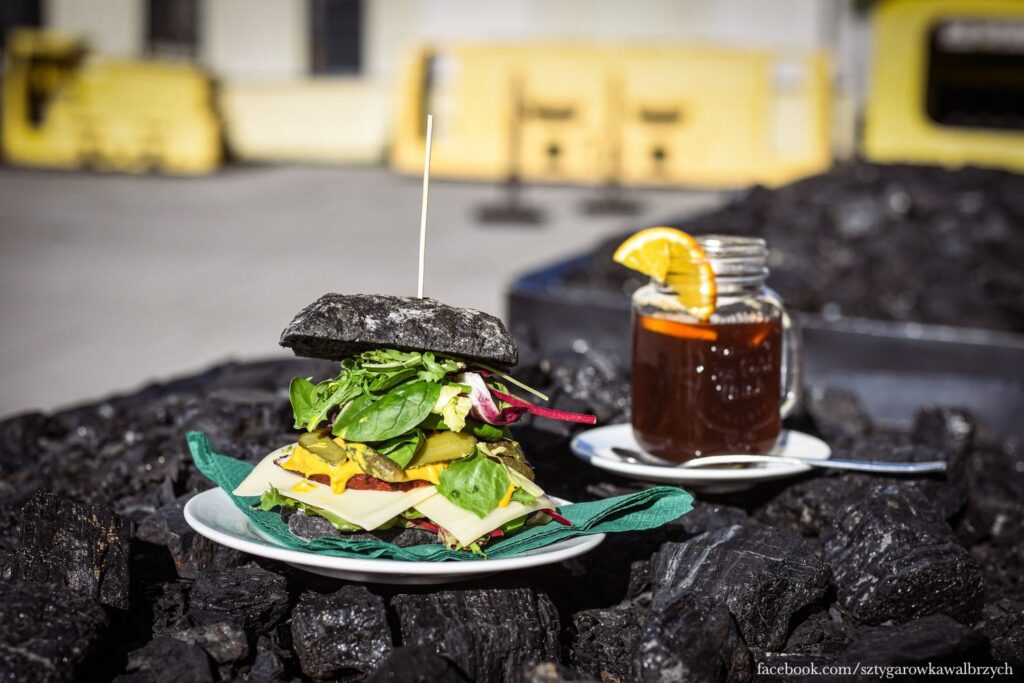 W kawiarni Sztygarówka na terenie Parku Wielokulturowego Stara Kopalnia czeka na Was dobre jedzenie. Tu warto zacząć Waszą randkę.