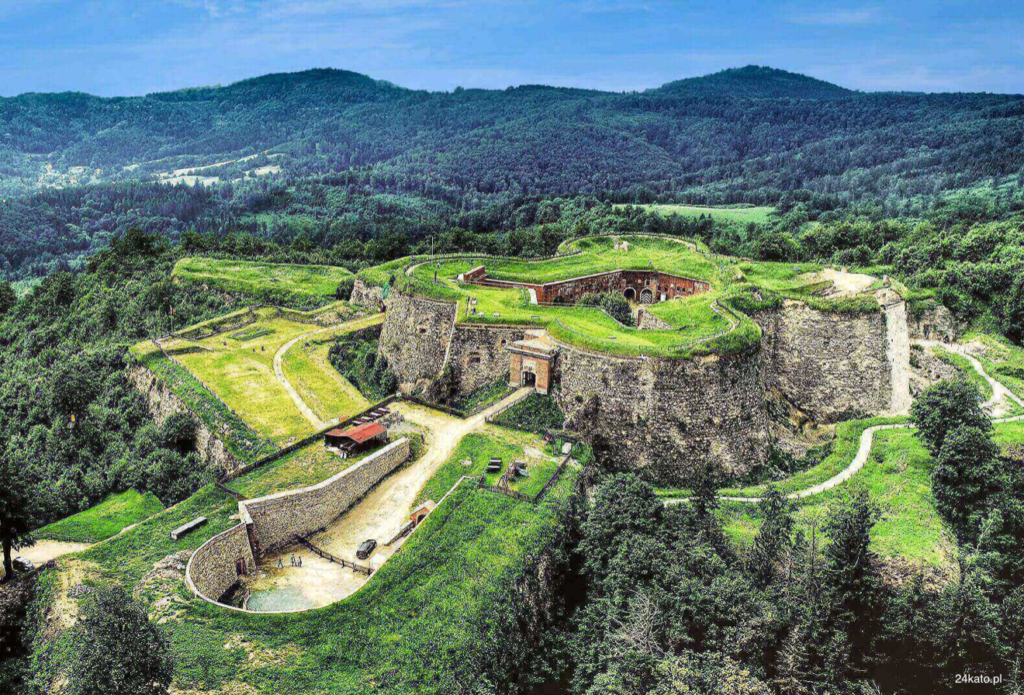 Wejście do kompleksu Twierdzy Srebrna Góra.