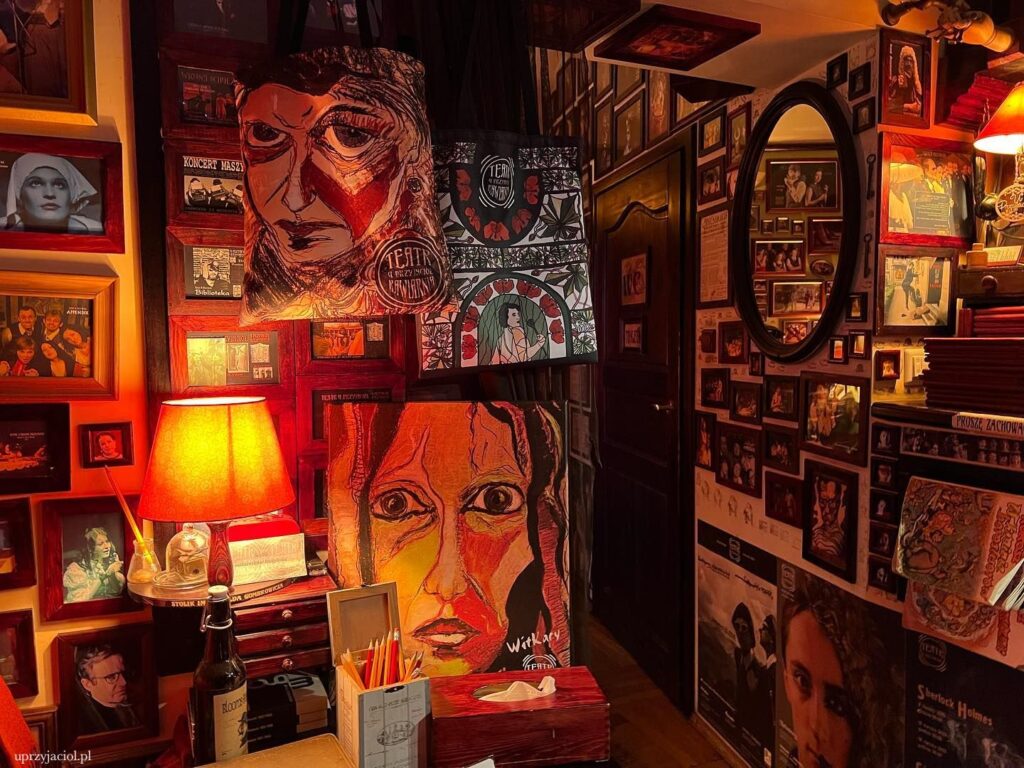 Kawiarnia "u Przyjaciół" w Poznaniu, pełna jest sztuki.