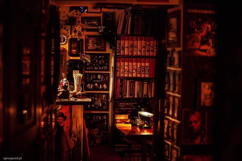 Kącik czytelniczy w kawiarni "u Przyjaciół" w Poznaniu.