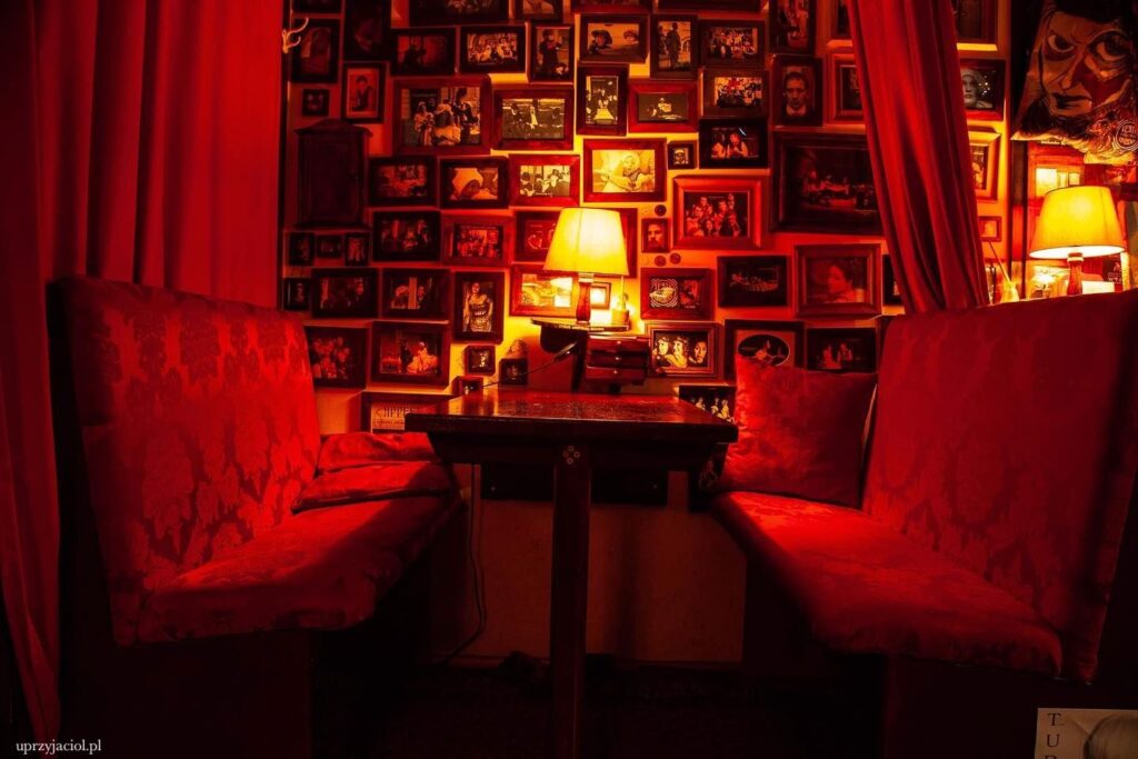 Przytulna i romantyczna loża dla zakochanych w kawiarni "u Przyjaciół" w Poznaniu.