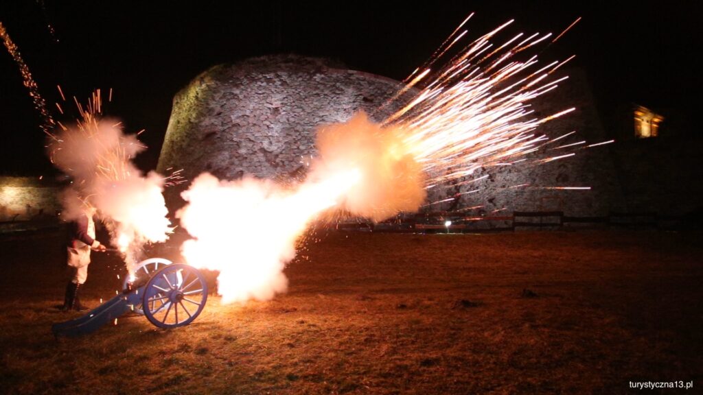 Tradycyjny strzał z armaty w czasie nocnego zwiedzania Twierdzy Srebrna Góra.