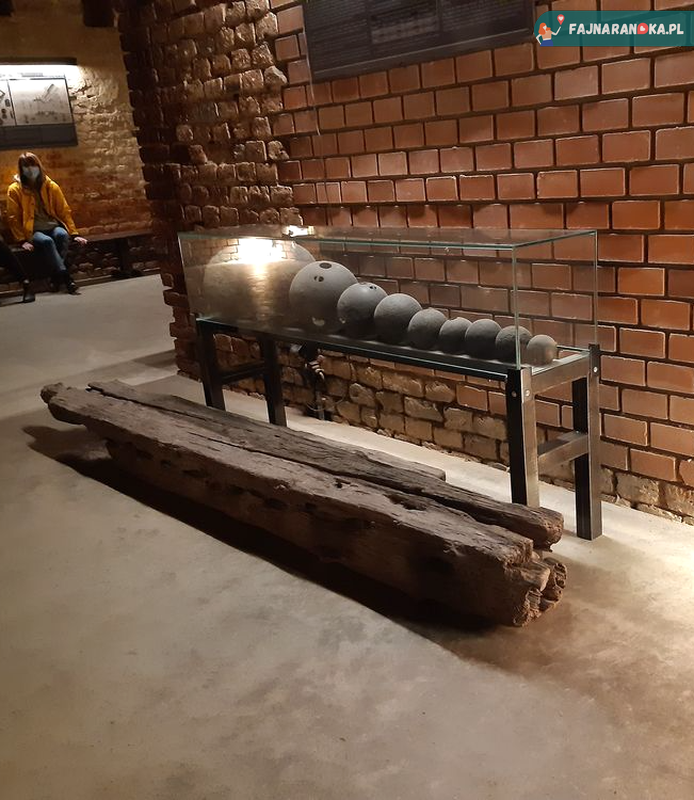 Ekspozycja kul armatnich w Twierdzy Srebrna Góra.