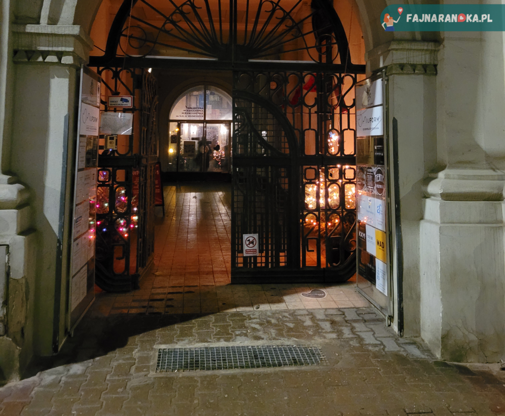 Brama wejściowa na dziedziniec kamienic przy ul.Mielżyńskiego 27/29 w Poznaniu. Tędy dostaniecie się do kawiarni i teatru "u Przyjaciół".