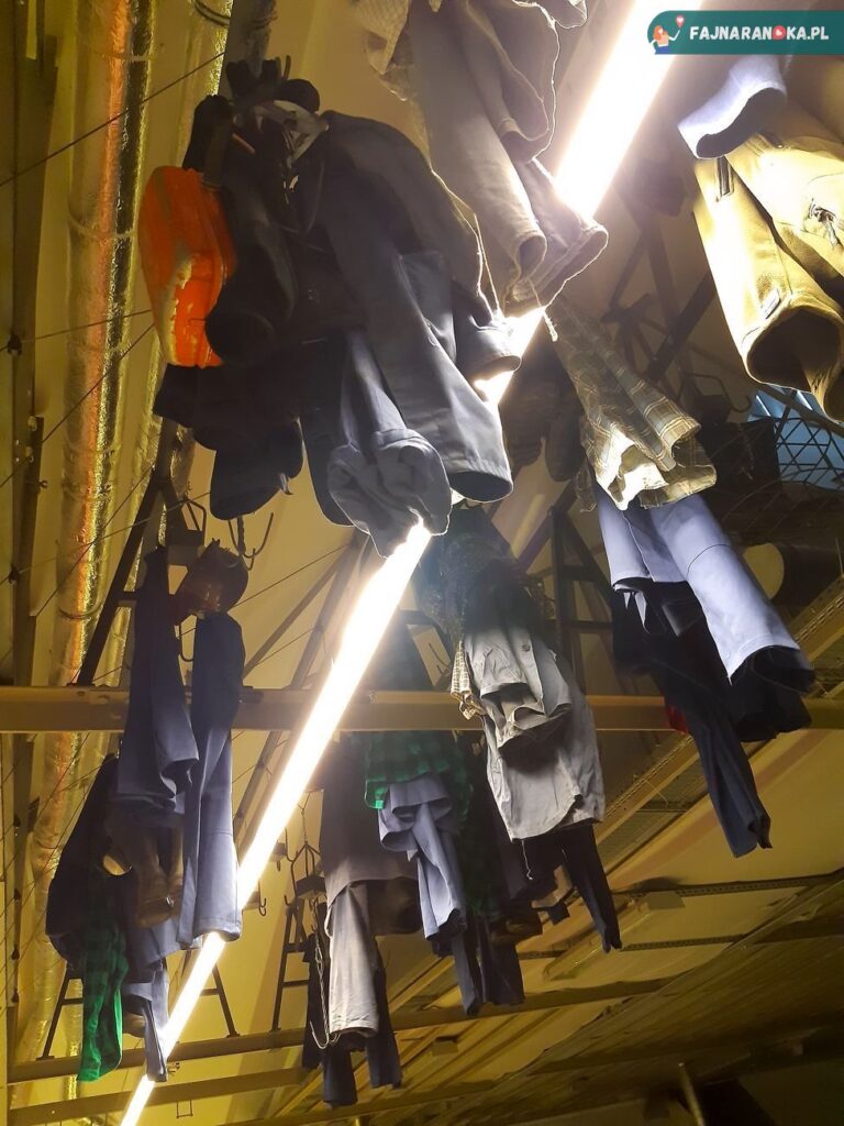 Szatnia łańcuszkowa w Starej Kopalni w Wałbrzychu.