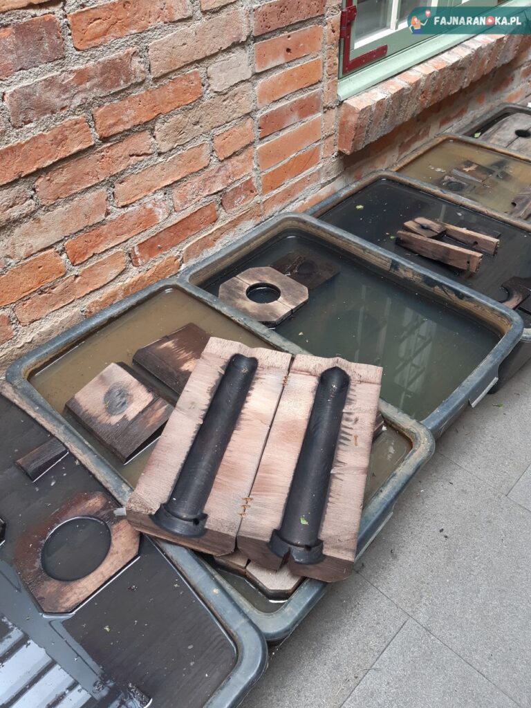 Forma drewniana wysoka do dmuchania szkła w hucie szkła Puck Glas.