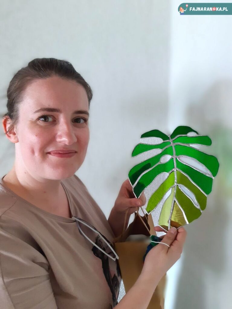 Gotowy witraż liścia monstery w Hucie Szkła w Pucku.