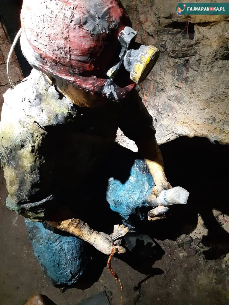 Inscenizacja uzbrajania ładunków wybuchowych w Starej Kopalni w Wałbrzychu.