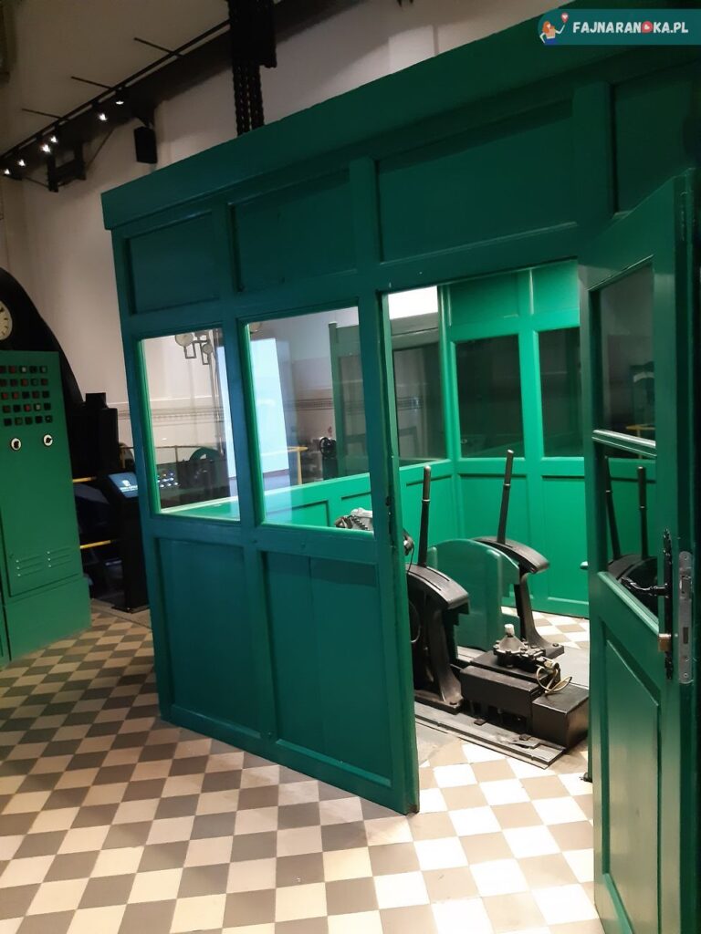 Kabina maszynistów napędu wyciągowego szybu Julia w Starej Kopalni w Wałbrzychu.