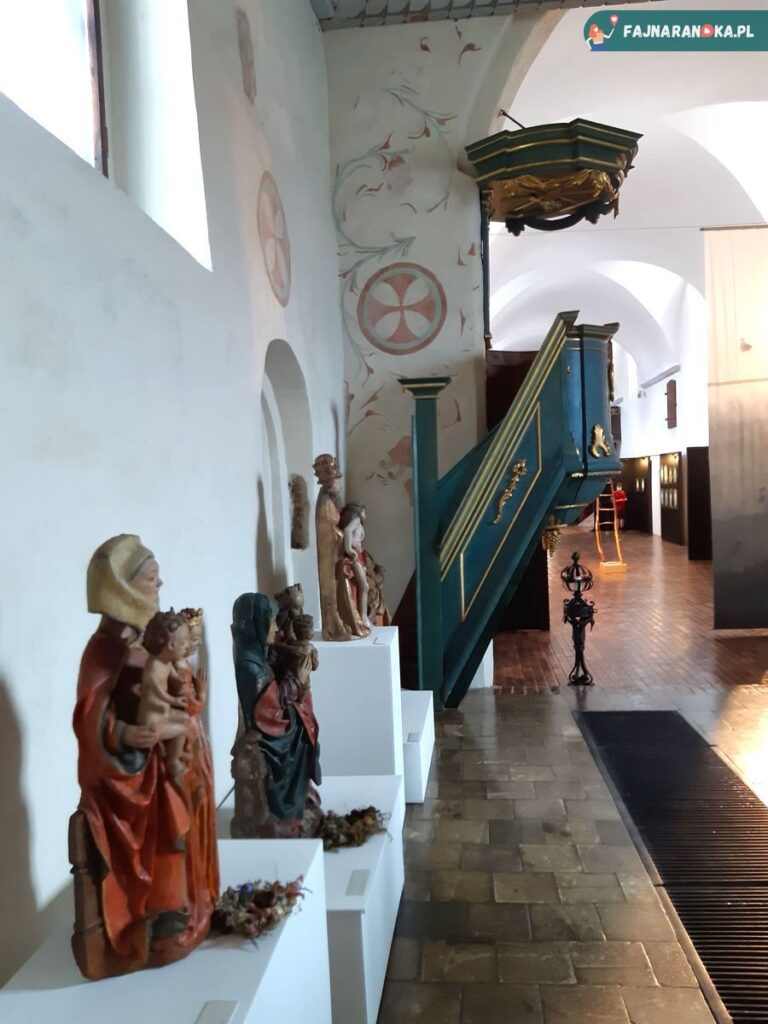 Ekspozycja rzeźb w kaplicy św. Anny przy Muzeum Historii Medycyny we Fromborku