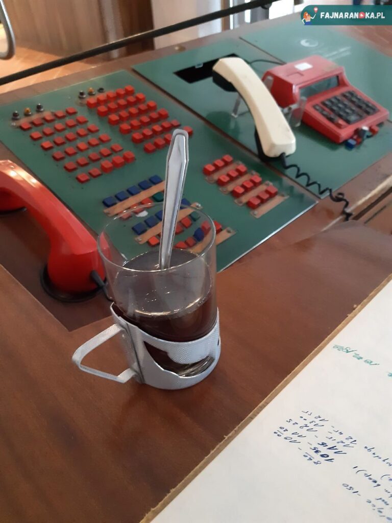 Ekspozycja w dawnej lampowni w Starej Kopalni w Wałbrzychu: rekonstrukcja biurka dyspozytora ruchu zakładu górniczego wraz z tradycyjną kawą w cienkościennej szklance w koszyczku.