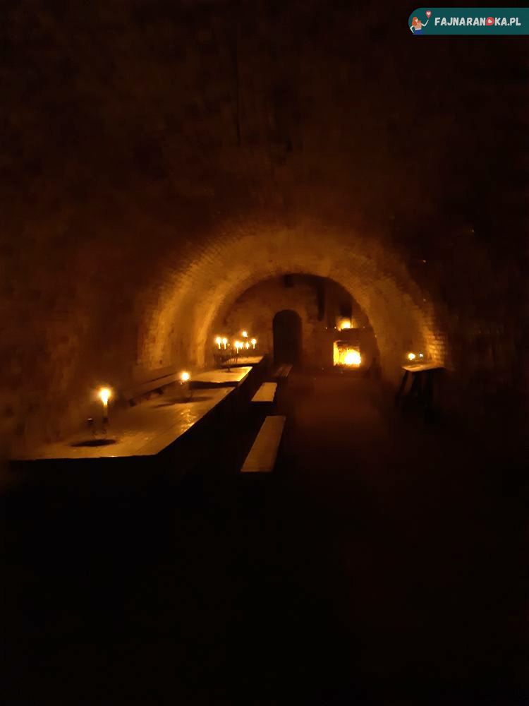 Twierdzy Srebrna Góra: stołówka żołnierska w fortecy rozświetlona jedynie świecami.