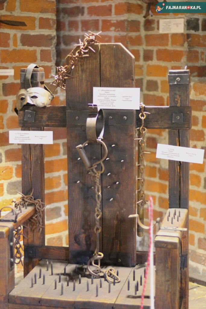 Krzesło hiszpańskie: inkwizytorskie krzesło czarownic w ruinach zamku krzyżackiego w Toruniu.