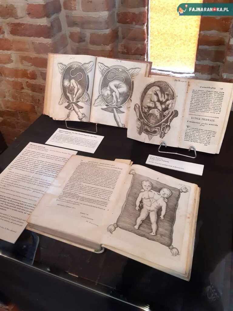 Księga wiedzy o dawnym położnictwie prezentowana w Muzeum Medycyny we Fromborku.