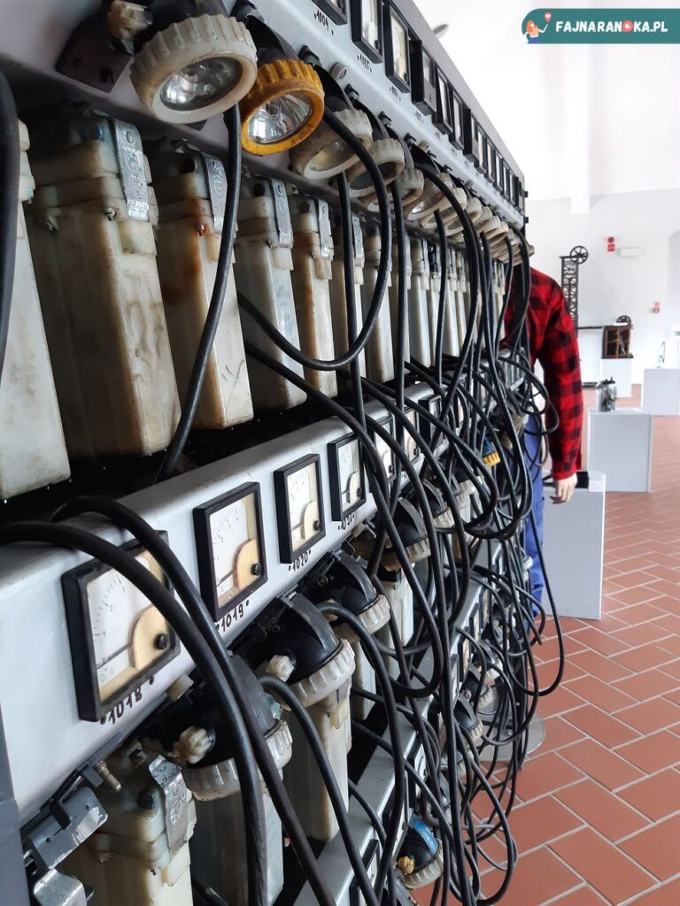 Ekspozycja w dawnej lampowni w Starej Kopalni w Wałbrzychu: kolekcja lamp osobistych.