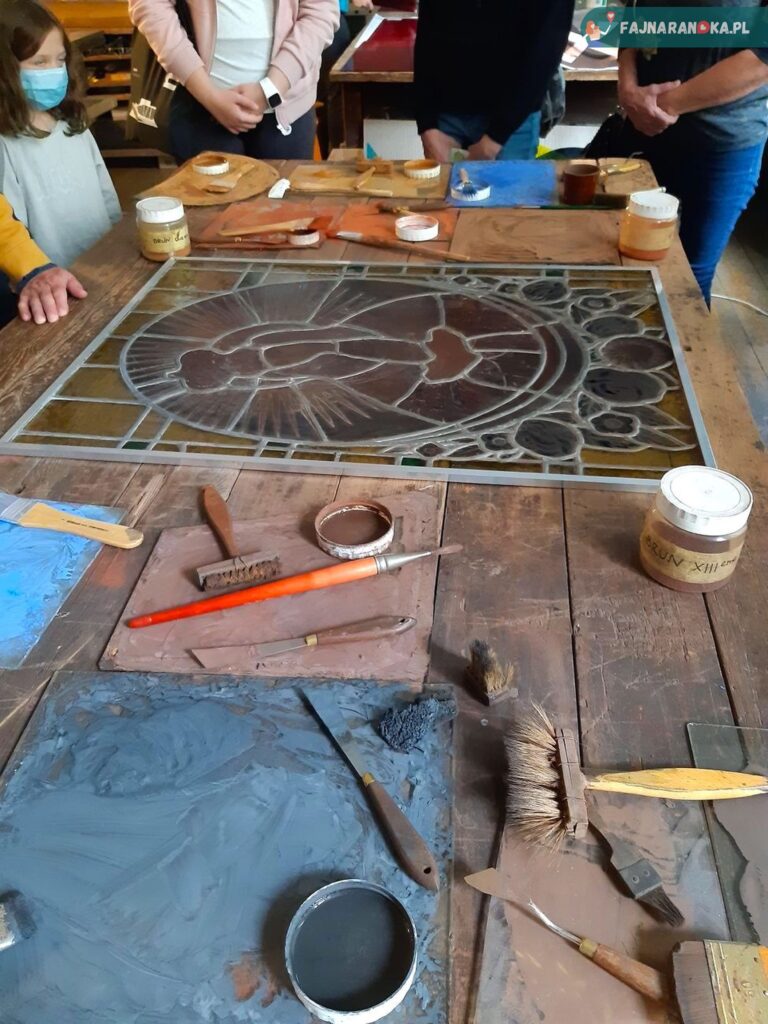 Malowanie i cieniowanie witrażu w Muzeum Witrażu w Krakowie.