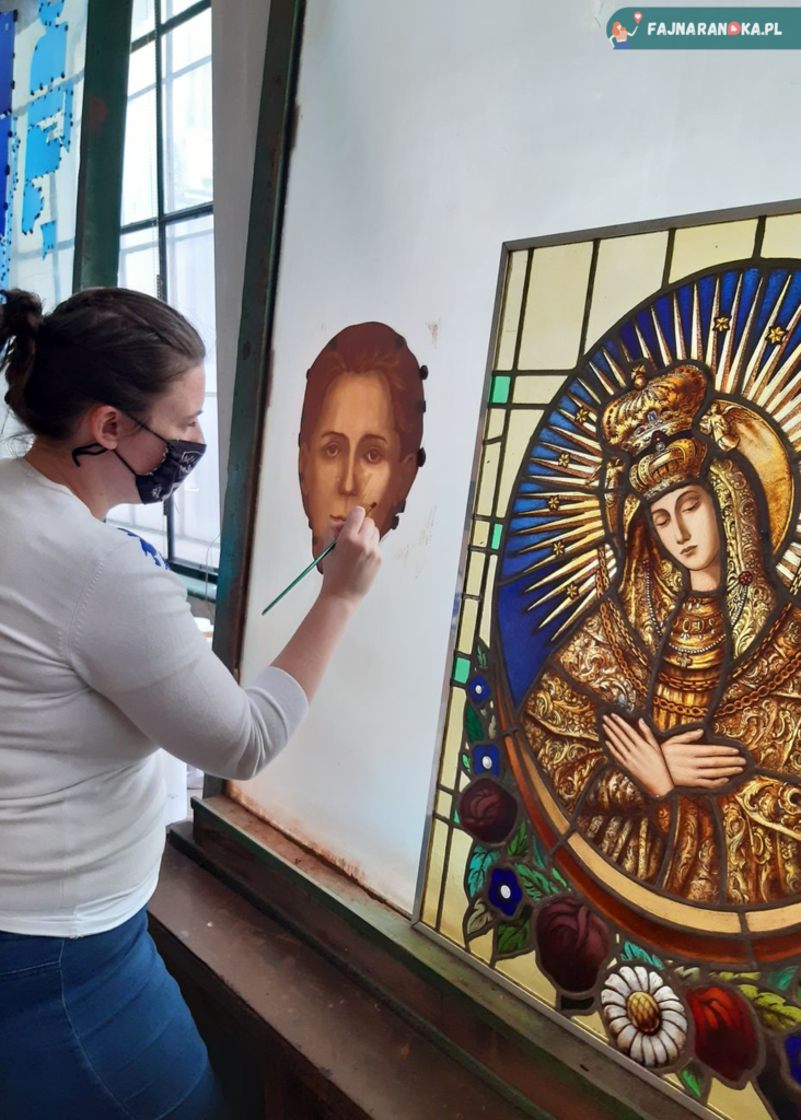 Malowanie twarzy na szkle w Muzeum Witrażu w Krakowie.