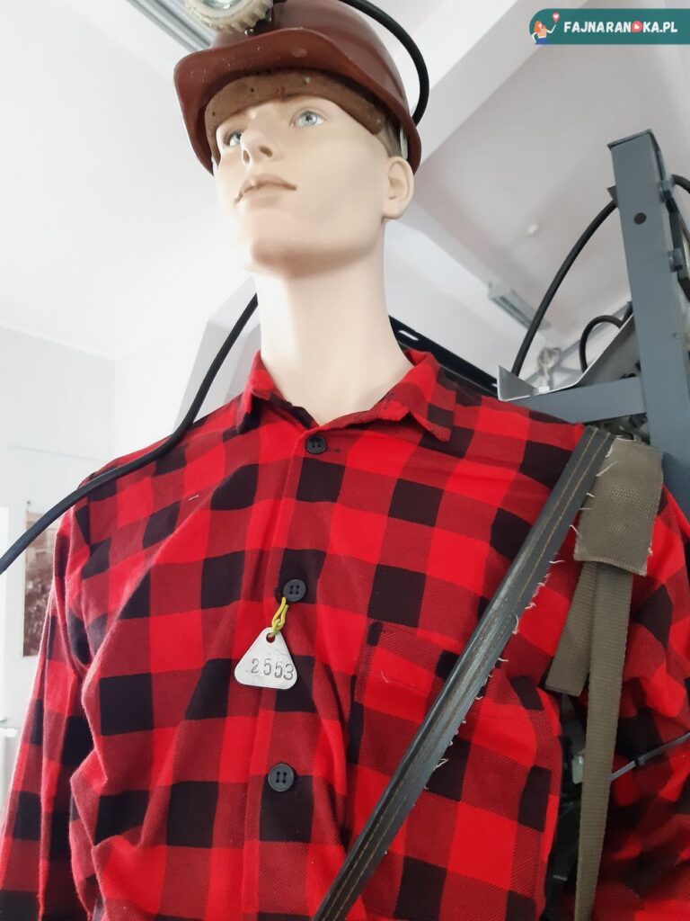 Marka identyfikacyjna i strój górnika w Starej Kopalni w Wałbrzychu.