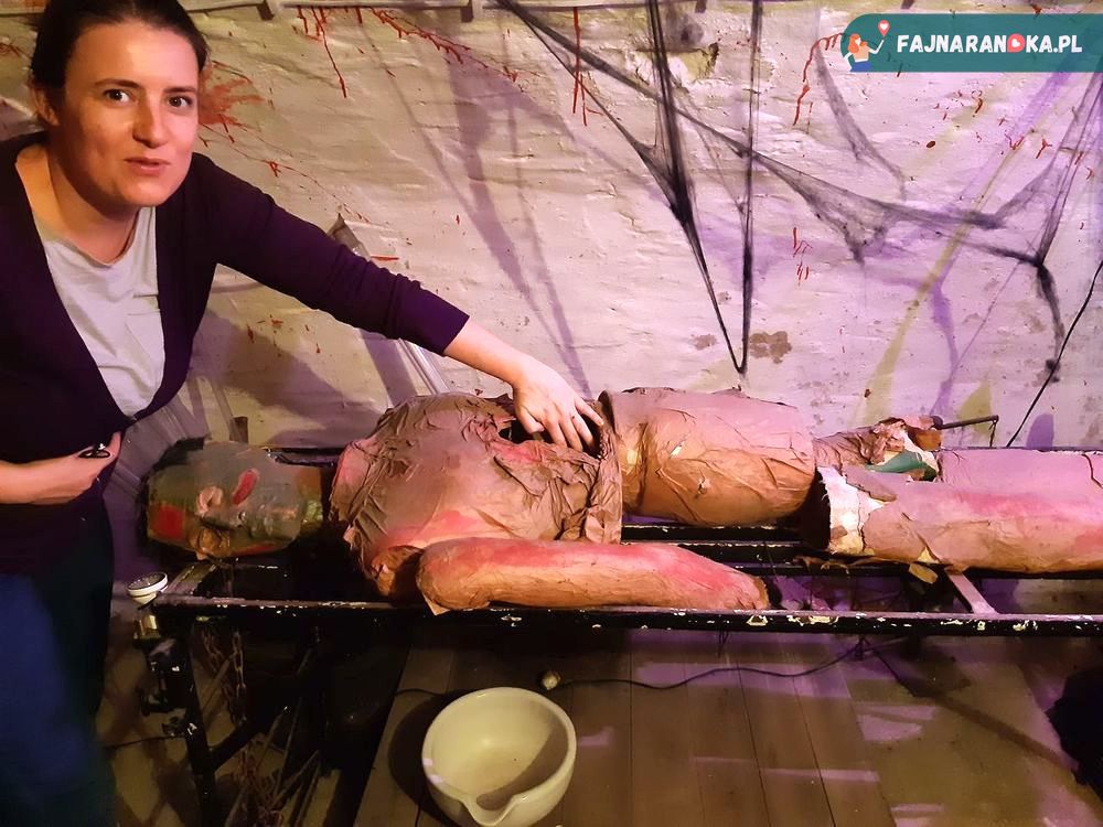 Stańcie przy stole operacyjnym szalonego doktora w Laboratorium Frankensteina w Ząbkowicach Śląskich.