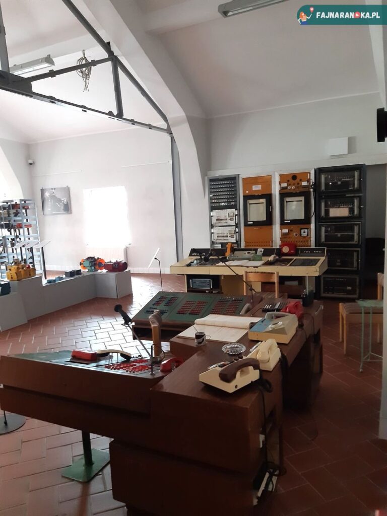 Ekspozycja w dawnej lampowni w Starej Kopalni w Wałbrzychu: rekonstrukcja pomieszczenia dyspozytora ruchu zakładu górniczego.