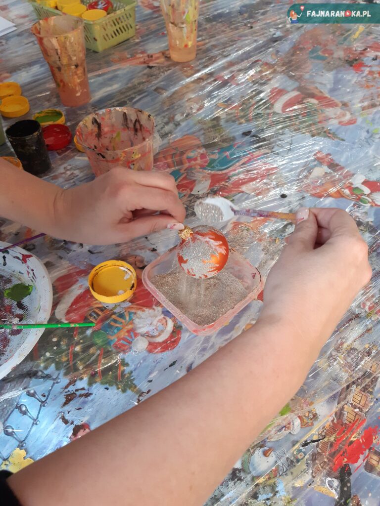 Na warsztatach ze zdobienia bombek w fabryce ozdób KadPol