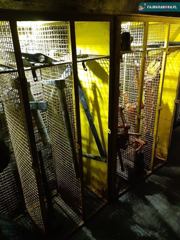 Narzędzia w szafie narzędziowej w Lisiej Sztolni - Stara Kopalnia w Wałbrzychu.