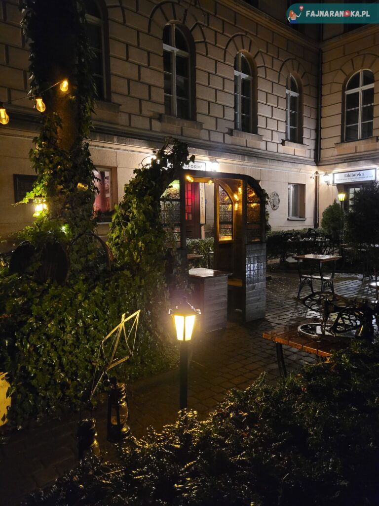 Ogródek wieczorową porą kawiarnia u Przyjaciół w Poznaniu.
