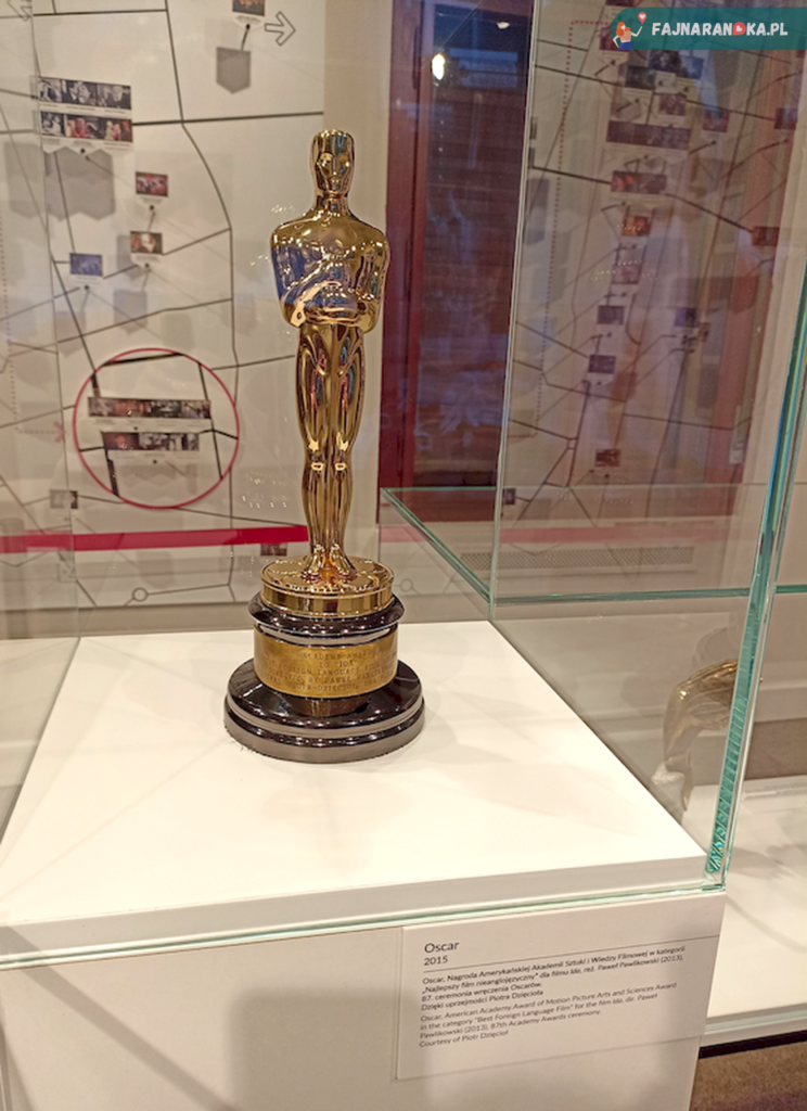 Statuetka Oscara widoczna na zdjęciu to nagroda przyznana w 2015 roku za film „Ida” w reżyserii Pawła Pawlikowskiego - Muzeum Kinematografii Łódź.