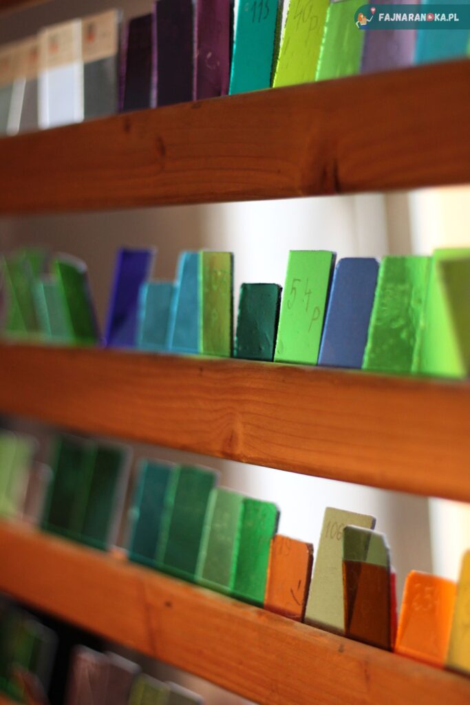 Paleta szkła w Muzeum i Pracowni Witrażu zieleń.