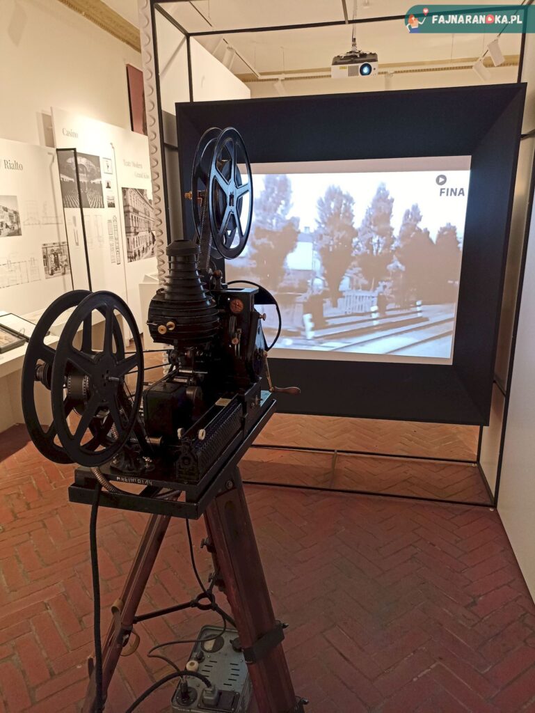 Prezentacja multimedialna i stary projektor w Muzeum Kinematografii w Łodzi.