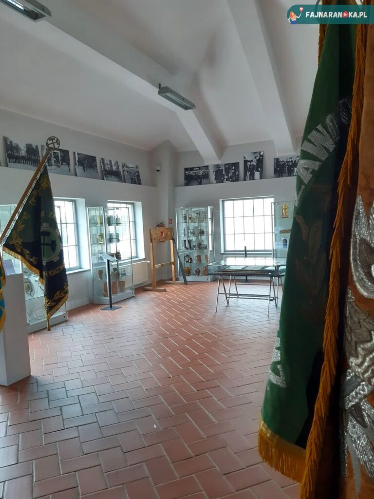 Ekspozycja w dawnej lampowni w Starej Kopalni w Wałbrzychu: Proporce i górnicze insygnia galowe.