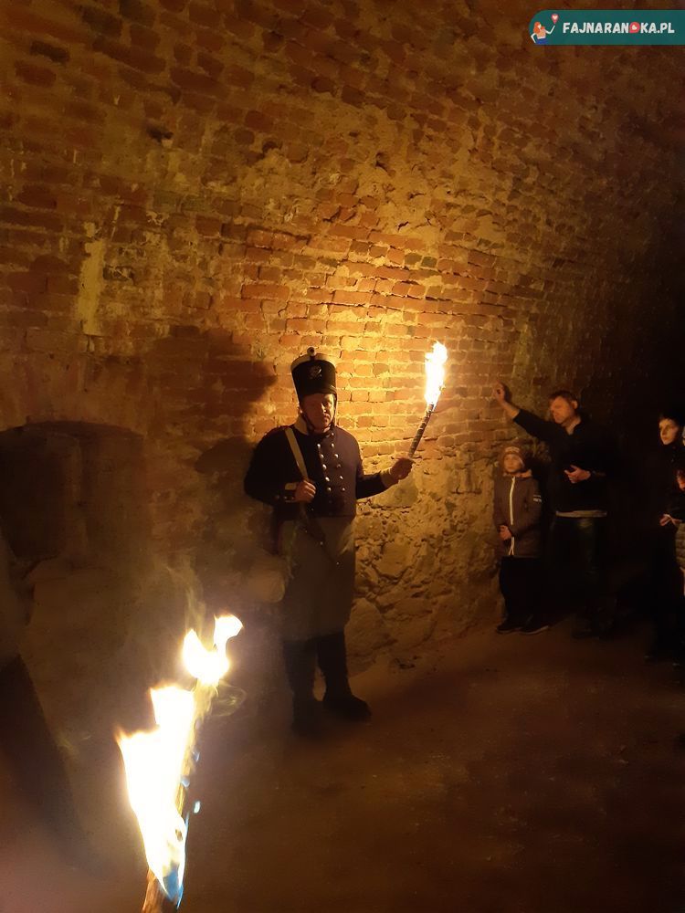 Nasz przewodnik w Twierdzy Srebrna Góra zadbał o to, abyśmy poczuli się jak w czasach świetności fortecy.