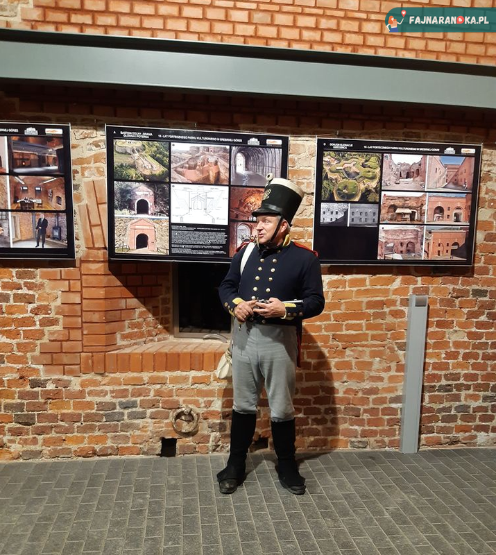 Nasz przewodnik w Twierdzy Srebrna Góra zadbał o to, abyśmy poczuli się jak w czasach świetności fortecy.