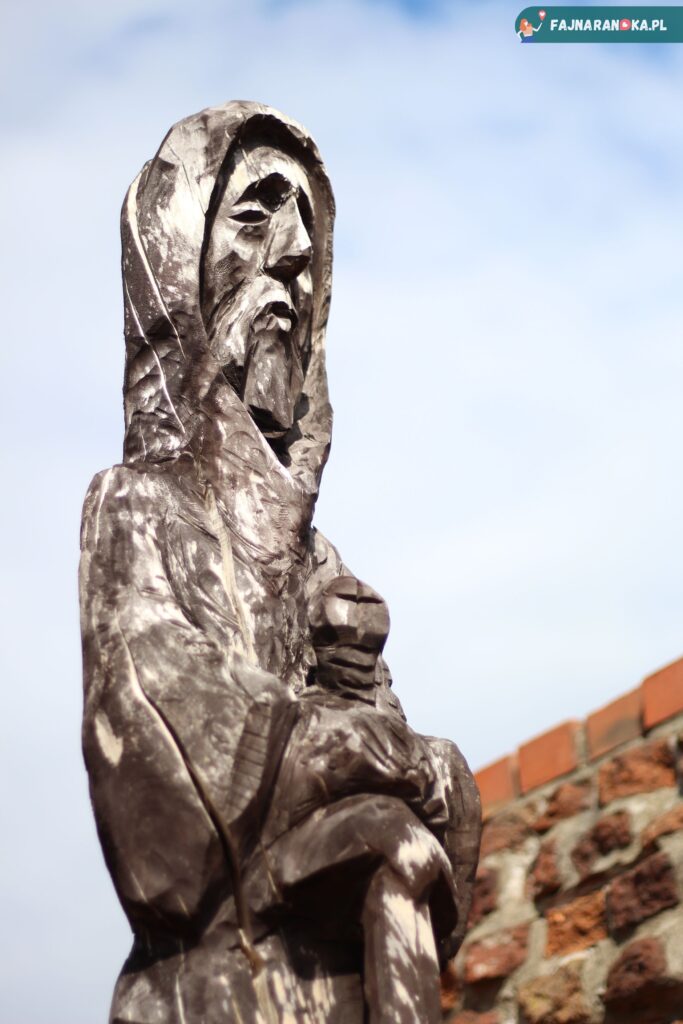 Drewniana rzeźba mistrza w ruinach zamku krzyżackiego w Toruniu.