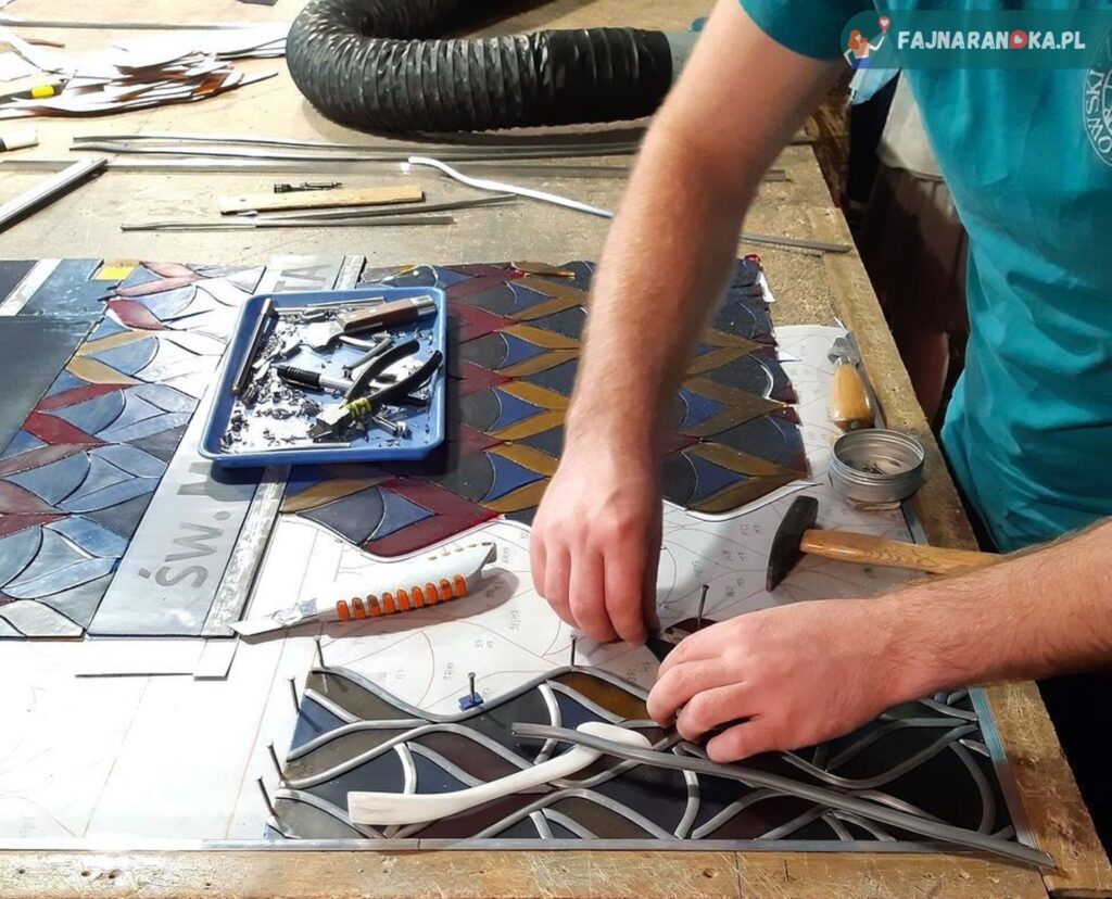 Składanie witraży w Muzeum Witrażu w Krakowie.